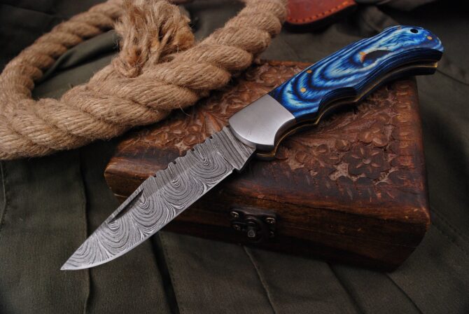 Hand Made Damascus Super Sharp Blade Pocket Folding Knife
