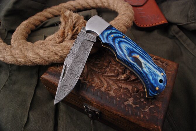 Hand Made Damascus Super Sharp Blade Pocket Folding Knife