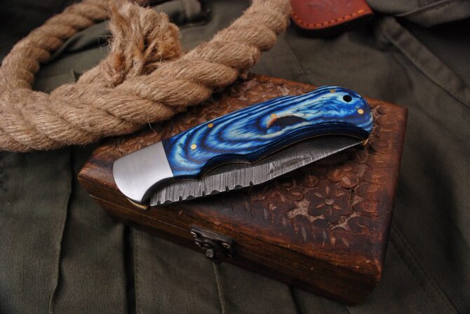 Hand Made Damascus Super Sharp Blade Pocket Folding Knife